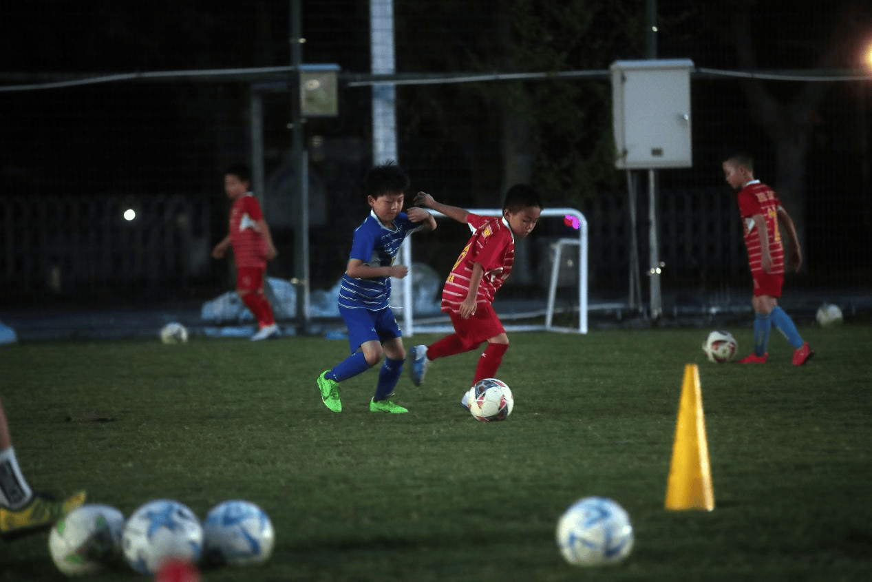 皇冠-“全民健身日”探营南京奥体：苏超带起足球热