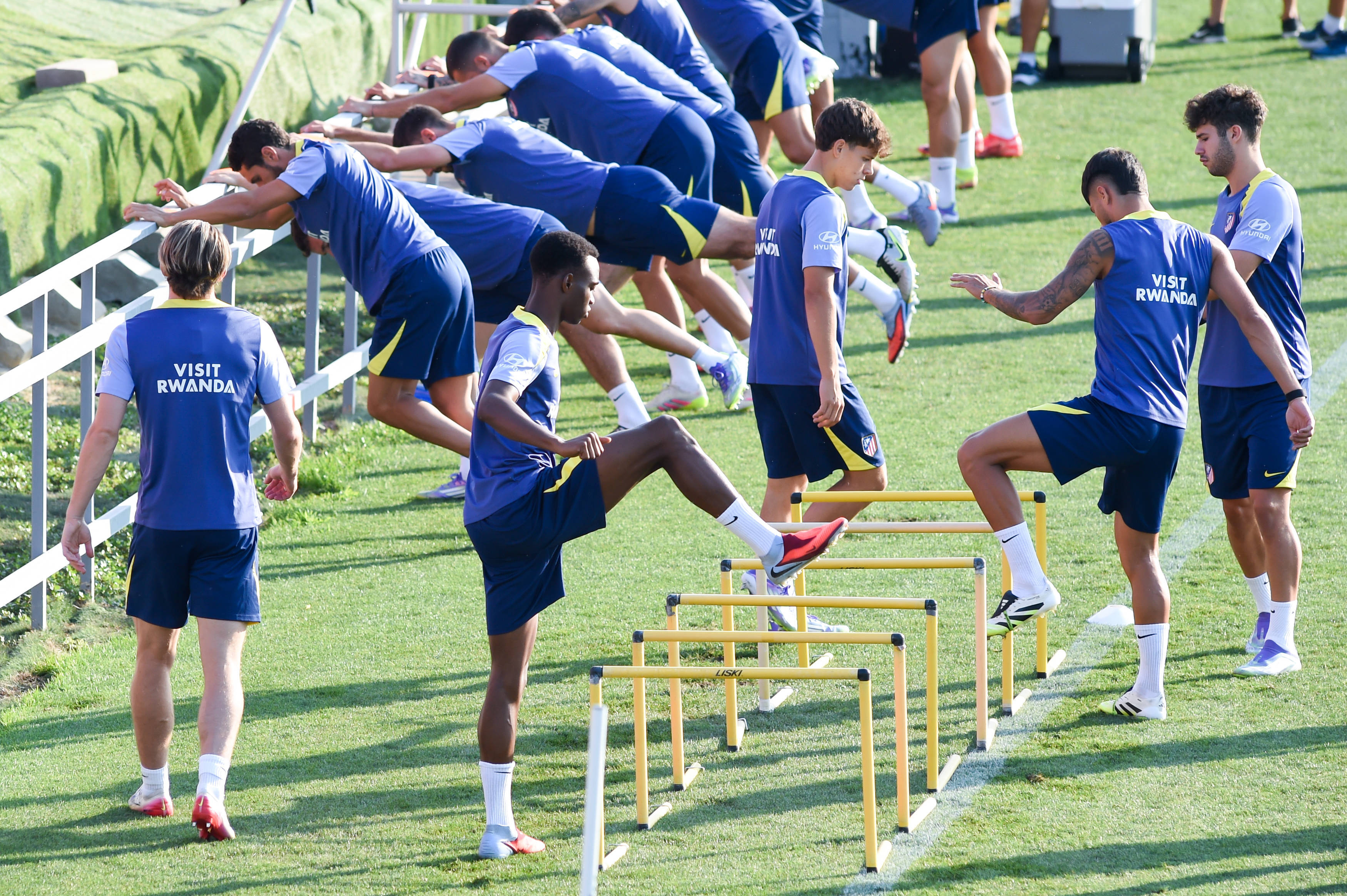 (体育)足球:马德里竞技一队备战新赛季