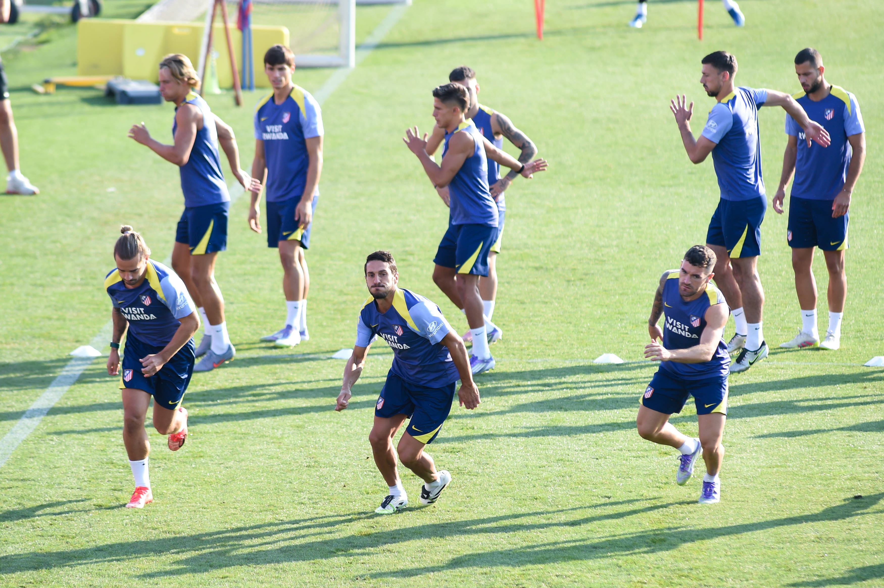 (体育)足球:马德里竞技一队备战新赛季