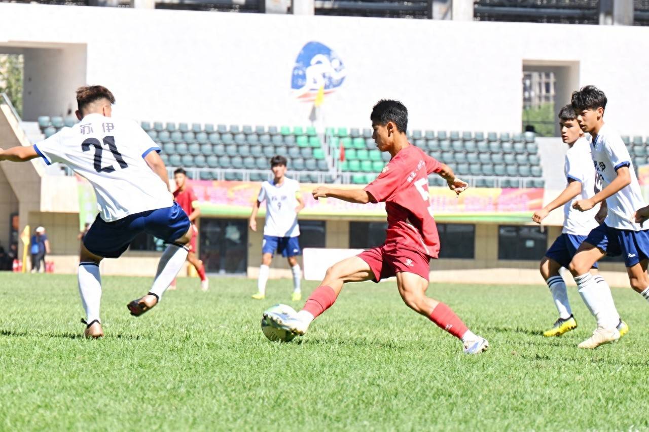 皇冠中国-新疆首届校园“援疆杯”中學(xué)生足球联赛开幕