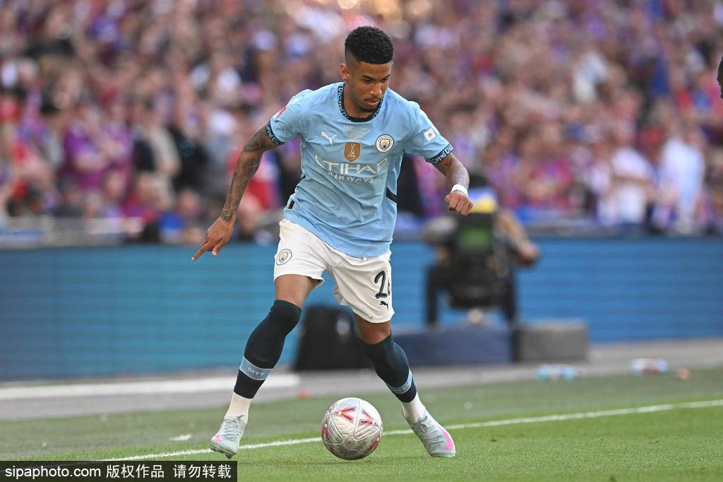 皇冠体育官网-埃泽被截胡热刺追逐曼城潜力新星 8000万欧报价尽显诚意