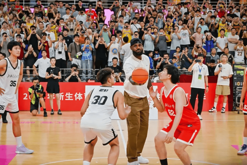皇冠HG-NBA球(qiú)员勒布朗・詹姆斯現(xiàn)身上海交大，为篮球(qiú)表演赛开球(qiú)