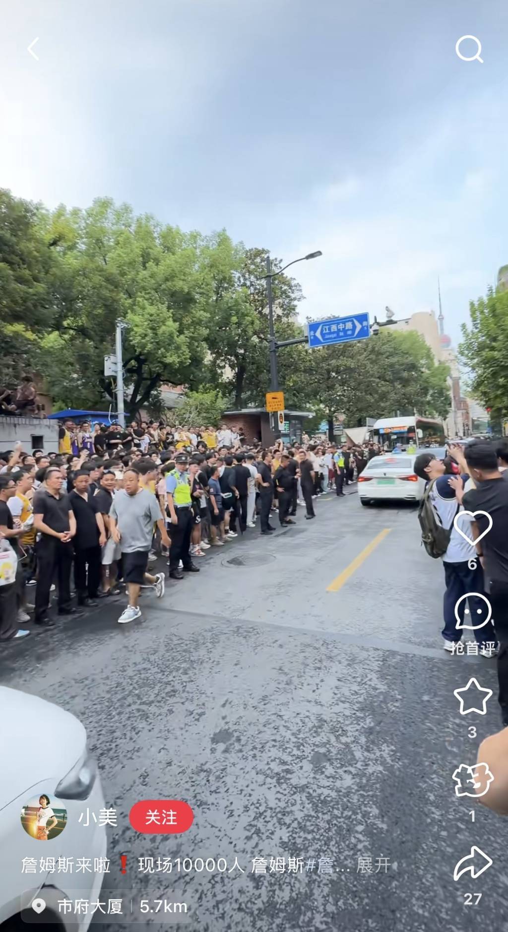 NBA球员勒布朗・詹姆斯现身上海交大，为篮球表演赛开球