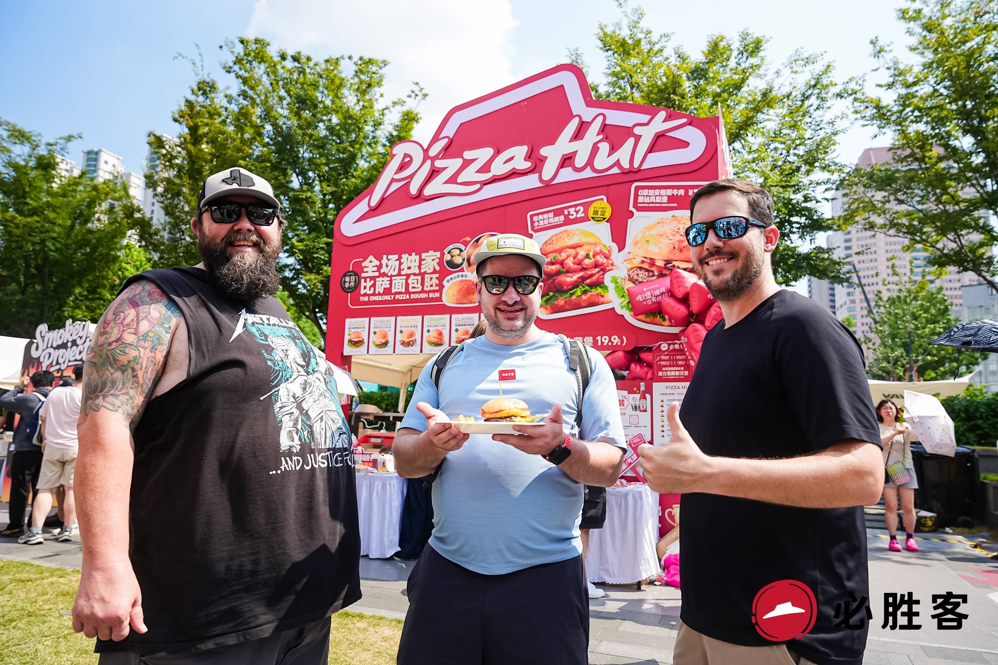 封神堡回归！必胜客比萨堡亮相上海巨C汉堡节