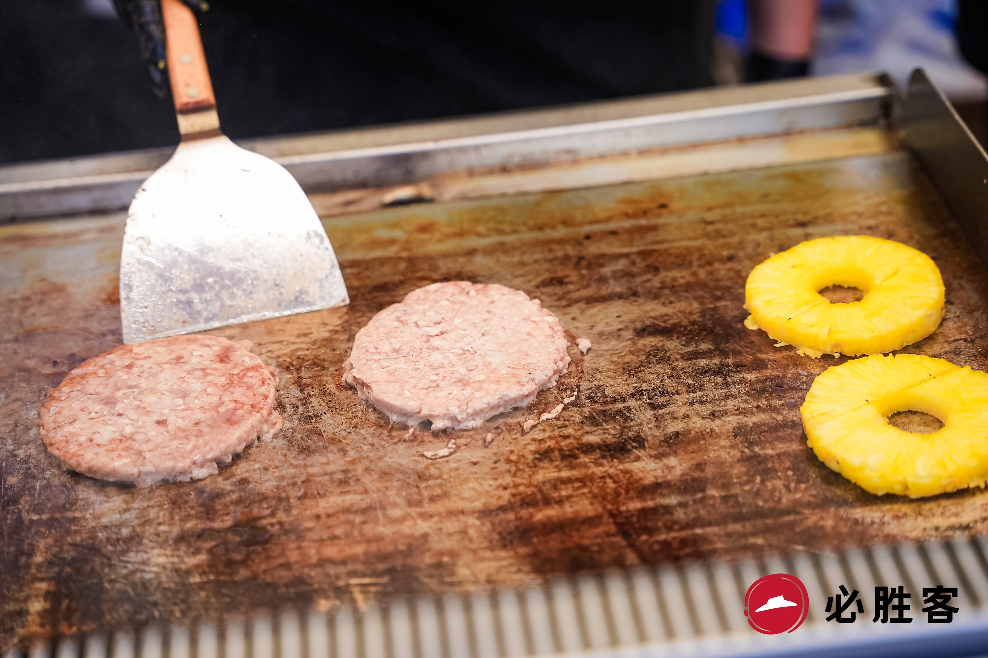 封神堡回归！必胜客比萨堡亮相上海巨C汉堡节